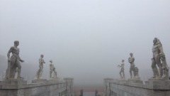 Roma avvolta dalla nebbia, le immagini spettacolari da Twitter