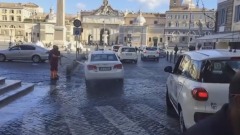 Operatore Ama lava auto in centro a Roma