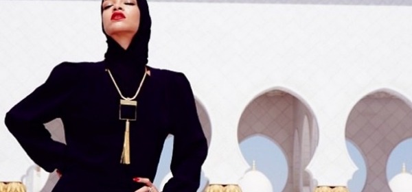 Rihanna nella moschea di Abu Dhabi