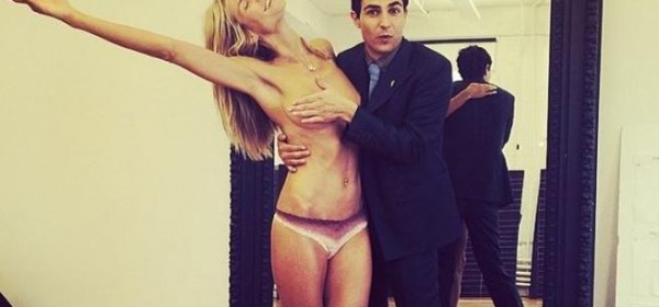 Heidi Klum topless e mutandine