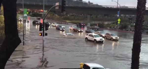 La Lamborghini sfida l'alluvione