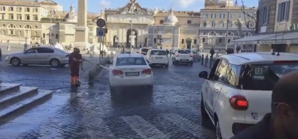 Operatore Ama lava auto in centro a Roma