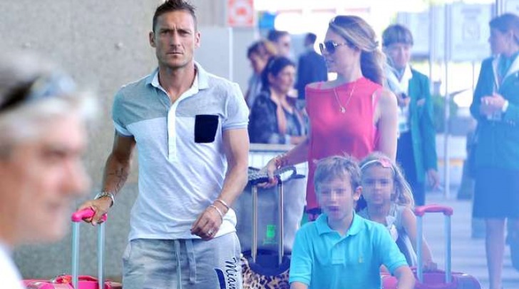 La famiglia Totti Blasi in partenza da Fiumicino (Olycom)