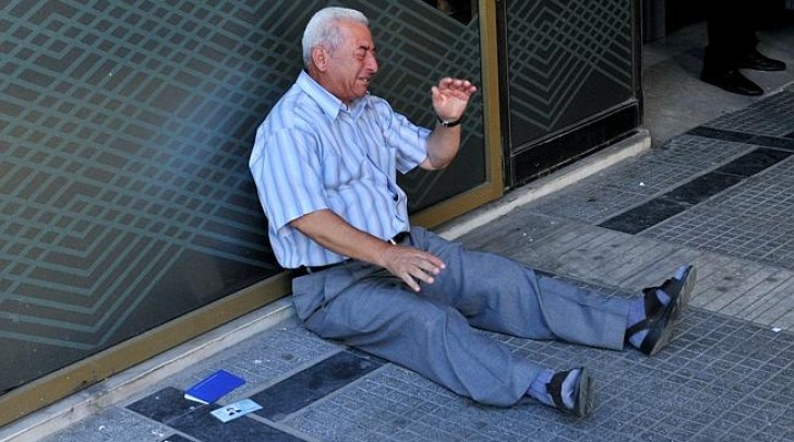 Pensionato greco in lacrime davanti a banca