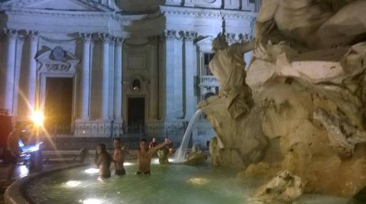 Bagno by night a Piazza Navona