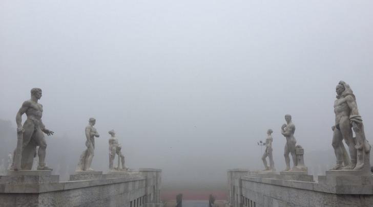Roma avvolta dalla nebbia, le immagini spettacolari da Twitter